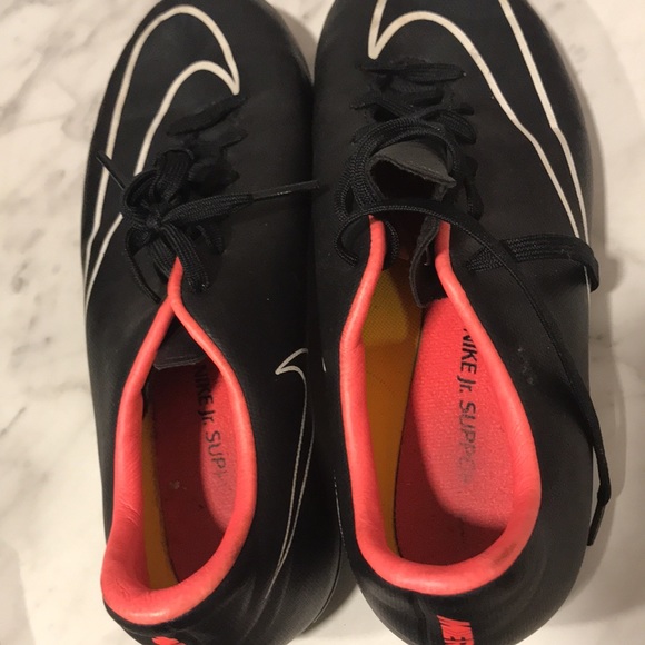 Soccer cleats - Picture 3 of 7